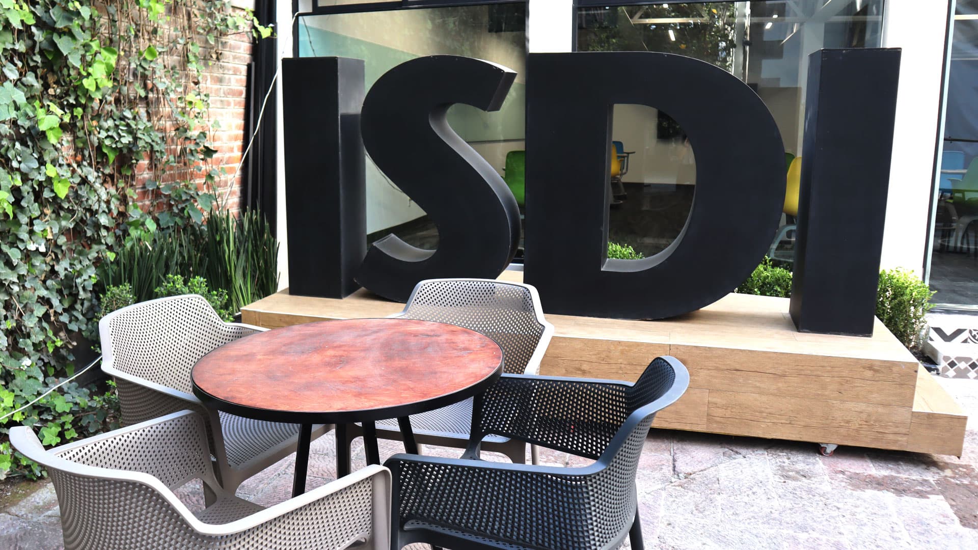 Patio de ISDI México con letras 3D y vegetacion