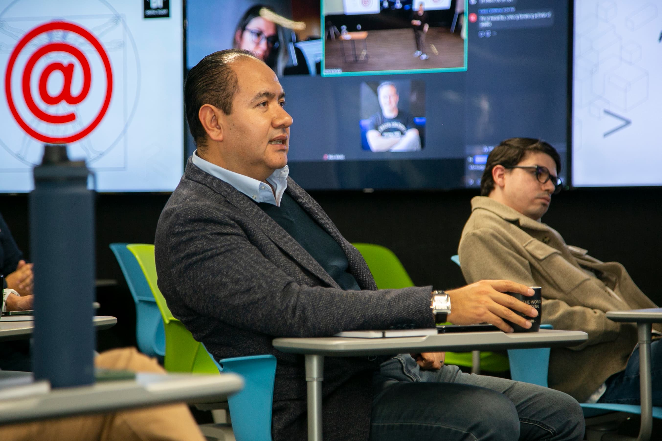 Clase MIB en ISDI México — profesional atento en aula