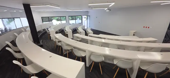 Aula en gradas de ISDI México vista de lado, con ventanales