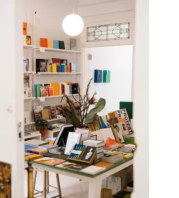 Libros y revistas en los estantes de Casa Bosques