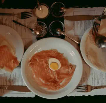 Platos de Havre 77 sobre la mesa