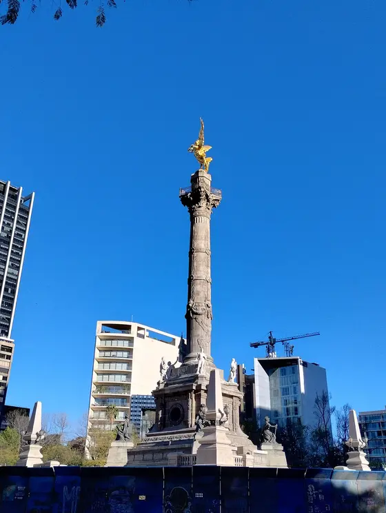 El Ángel de la Independencia sobre su columna