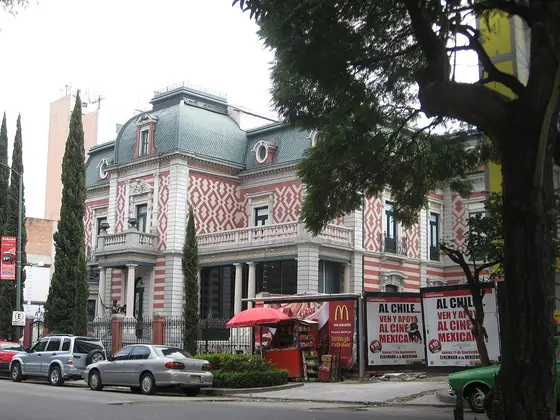 Fachada de la mansión del Museo de Cera en la calle Londres
